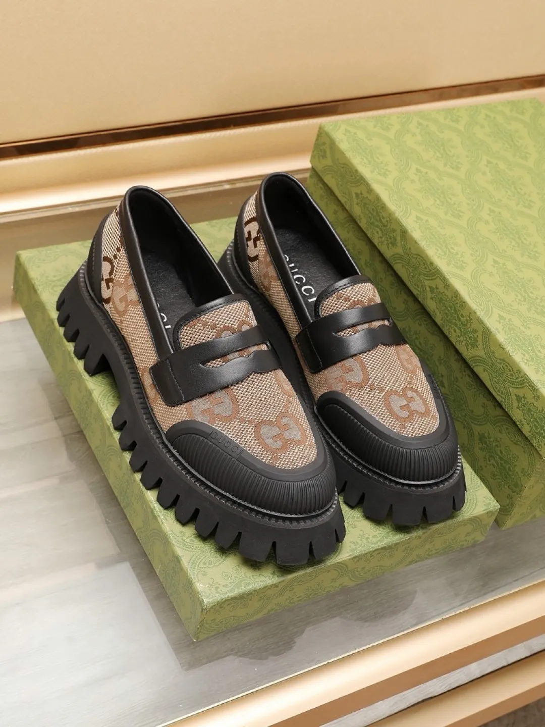 Factory P520💰[GUCCI] 🆕Men's classic loafers, integrating classic shoe styles with retro California style. Slipper style design, easy to put on and take off. The upper is carefully made of original fabric and decorated with a rubber concave sole and the logo on the upper. Wear it with casual clothing or a suit. Size: 38-44 (45.46 customized)